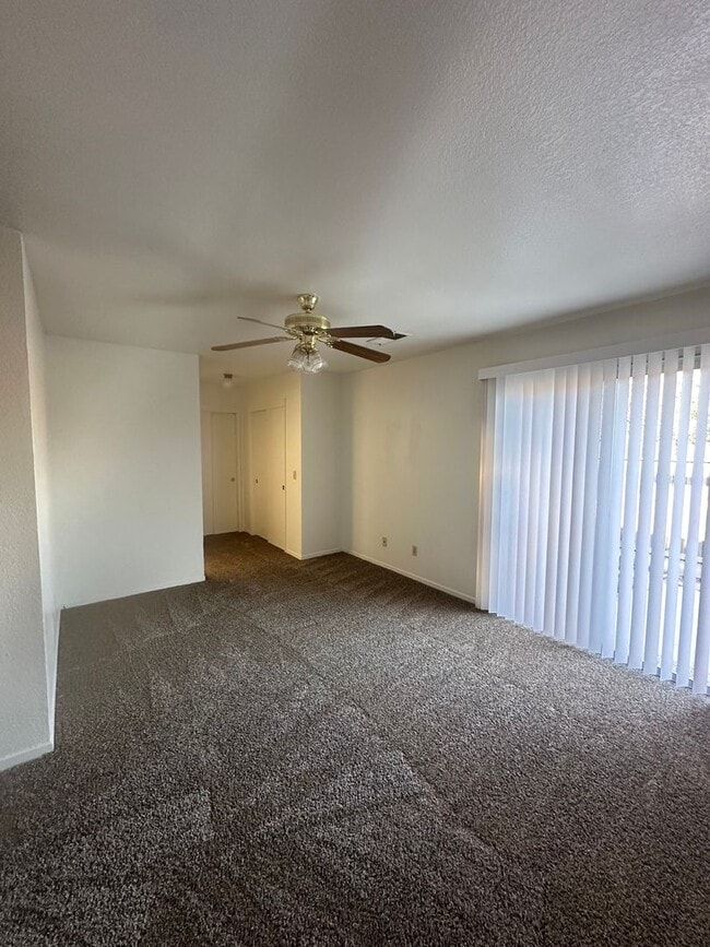 Building Photo - Cute home in a well established neighborhood with community pool!