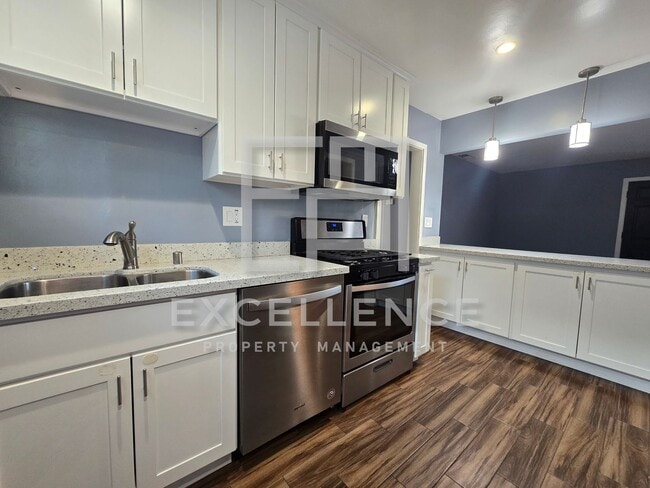 Building Photo - Beautiful 2/2 Duplex with Large Yard, Washer and Dryer and AC - Walk to Valley Fair