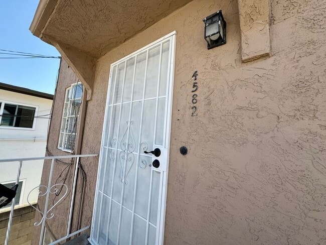 Building Photo - Welcome to our spacious 1-bedroom, 1-bathr...