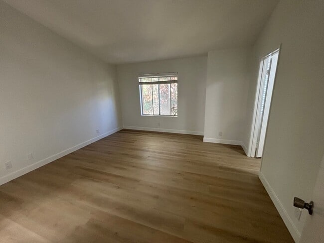 Building Photo - 2-Bedroom Townhouse with Community Pool & ...