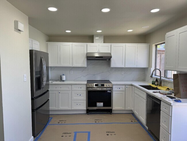 Building Photo - 3335 Los Prados St