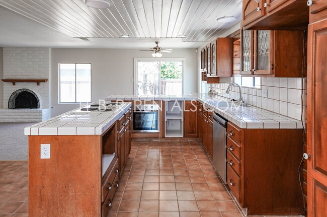 Building Photo - Spacious Family Retreat in Manteca, Ready ...