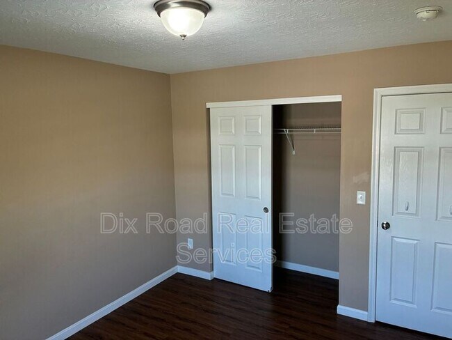 Building Photo - 461 Draft Ct