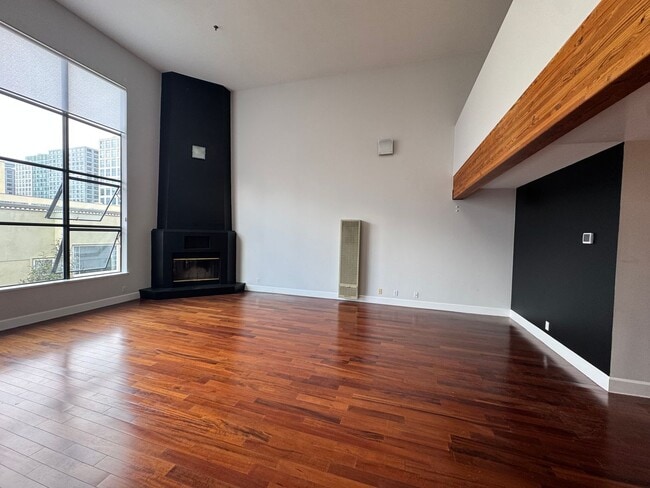 Building Photo - Recently Updated 1BD/1BATH LOFT Located By...