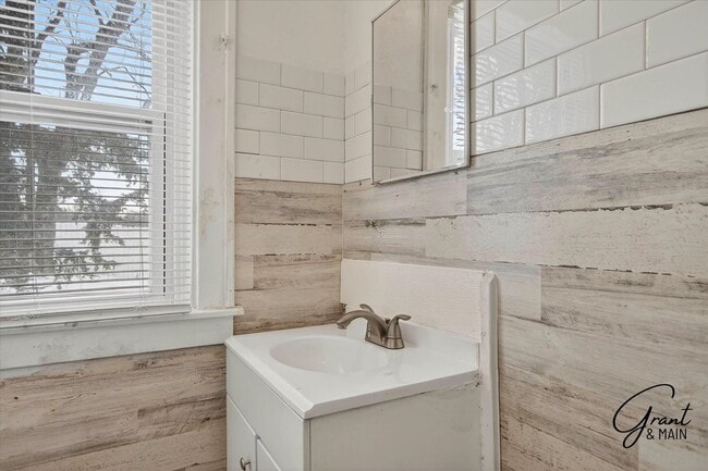 Building Photo - $1,420 - West Side 3 bedroom