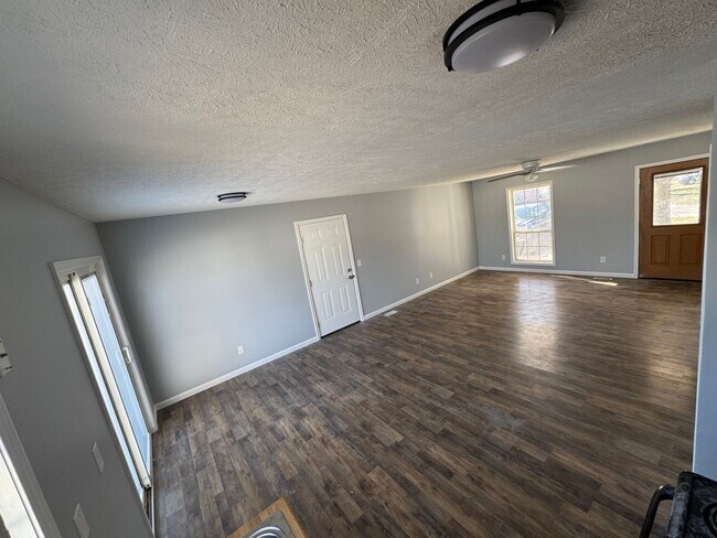 Building Photo - 1211 Redbud St