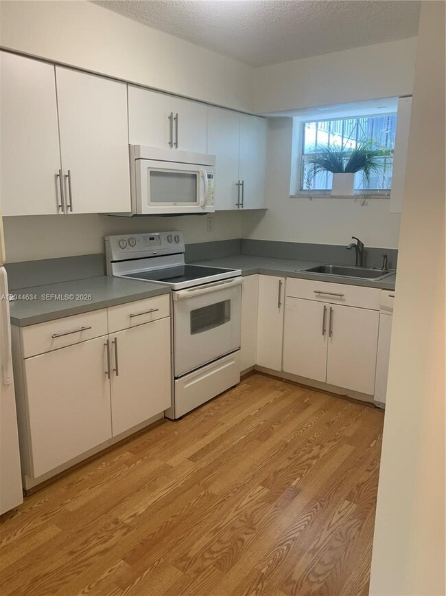Building Photo - 2460 SW 18th Ave