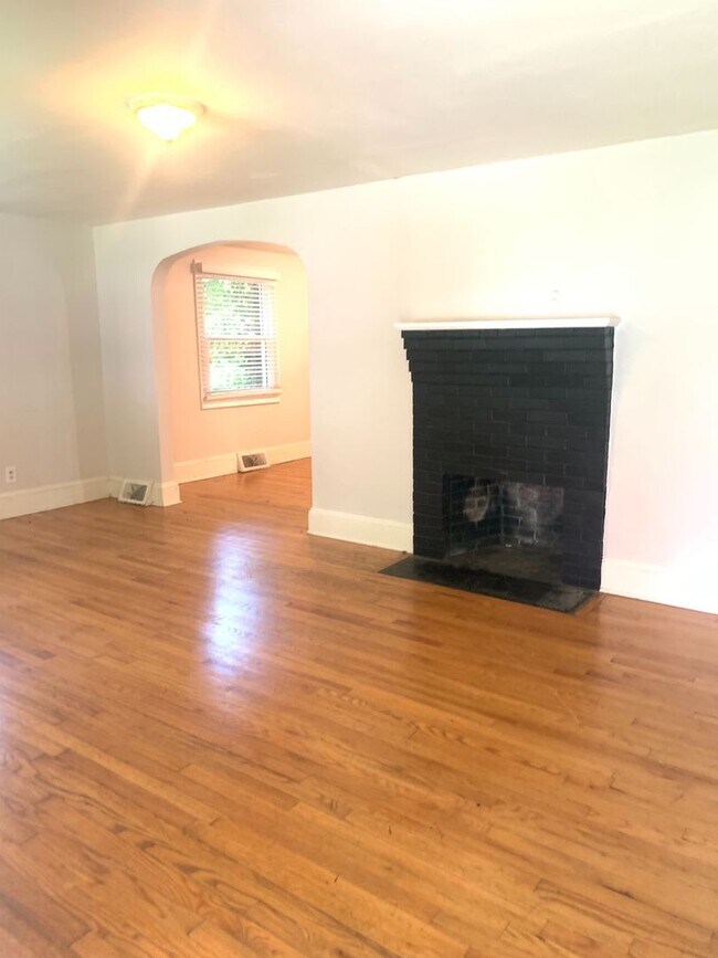 Building Photo - 4 bedroom single-family house near Cameron...