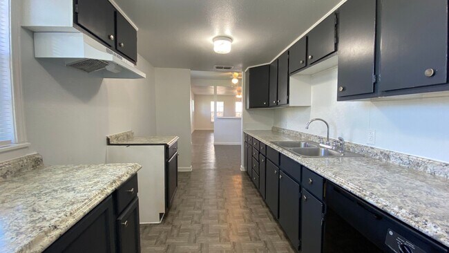 Building Photo - AVAILABLE NOW 3 BEDROOM 2 BATH HOME WITH BONUS ROOM IN RIVER OAKS