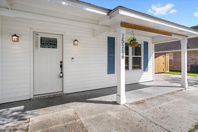 Building Photo - 15116 Rosewood St