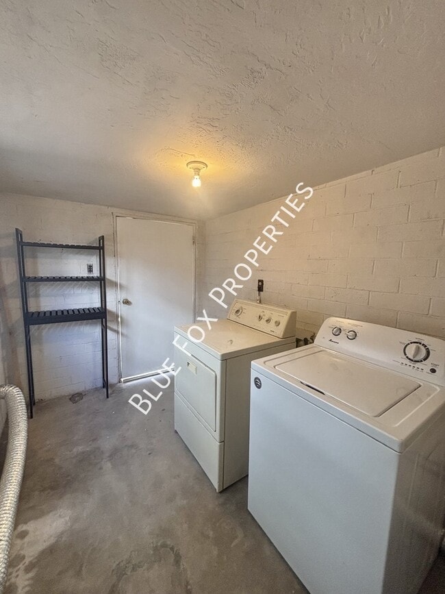 Building Photo - 925 E Adams St