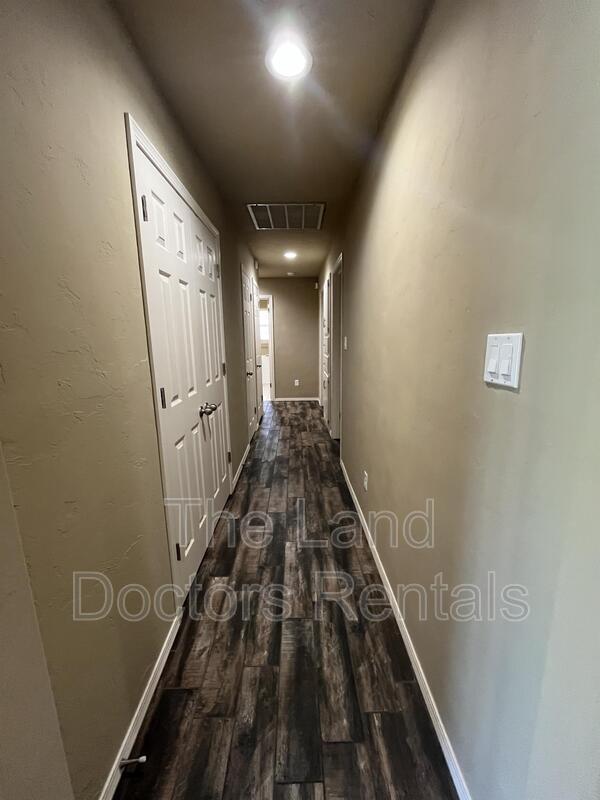 Building Photo - 412 S Country Club Road