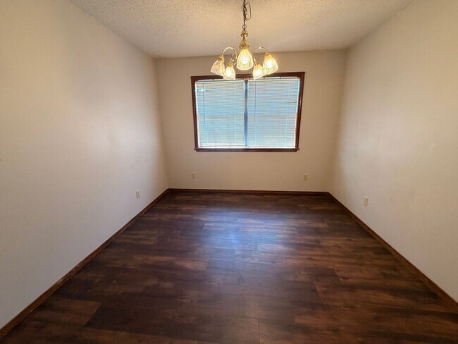 Building Photo - 1006 Nightingale Ln