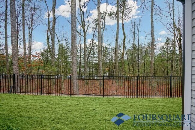 Building Photo - Spacious 3-Bed End- Unit Townhome with Mod...