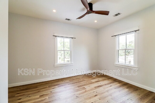 Building Photo - 1025 W 38th St