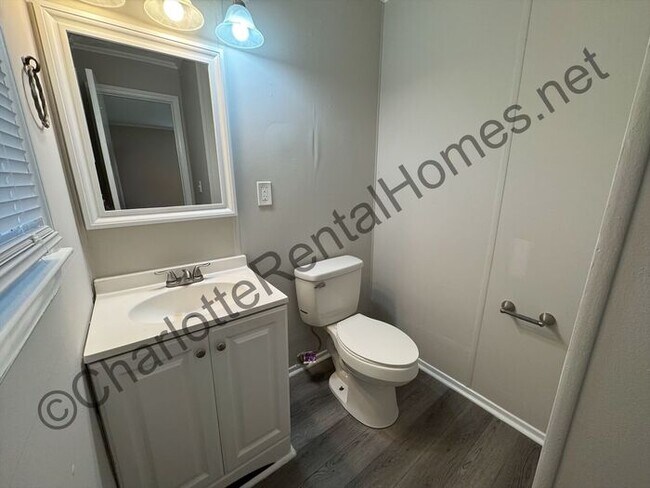 Building Photo - Nice updated brick ranch home