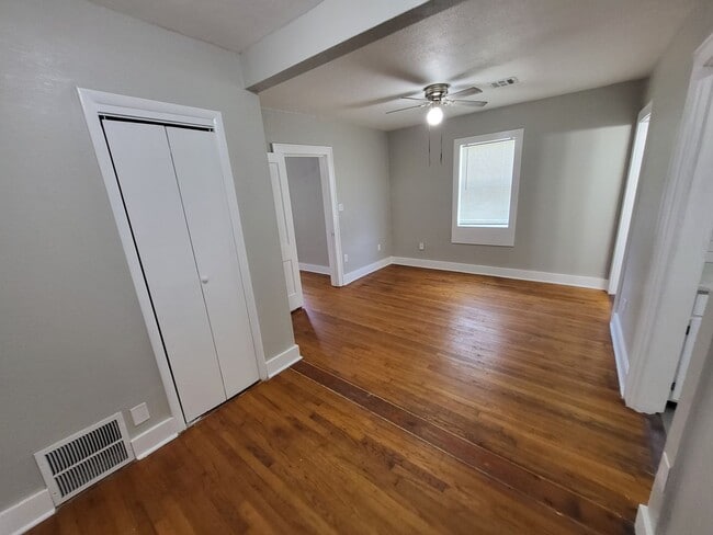 Building Photo - Remodeled 1 bedroom 1 bathroom duplex hous...