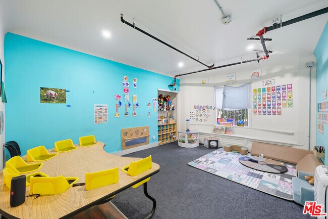 Building Photo - 522 W Vernon Ave