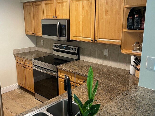 Building Photo - 2028 Alta Meadows Ln