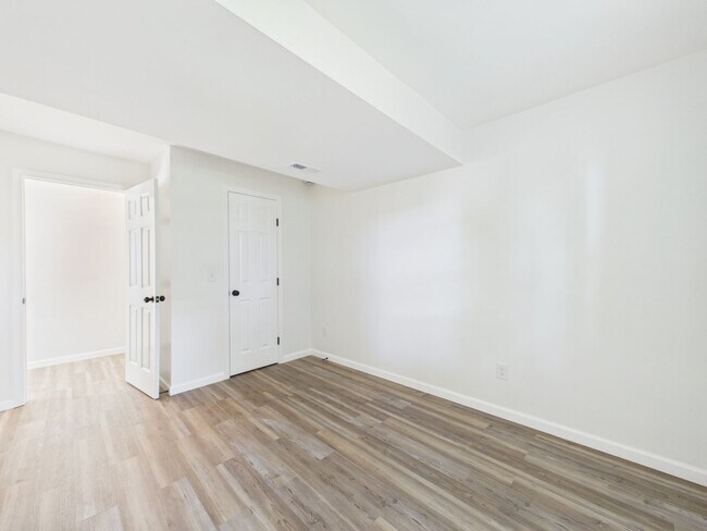 Building Photo - 633 S Fuller Ave