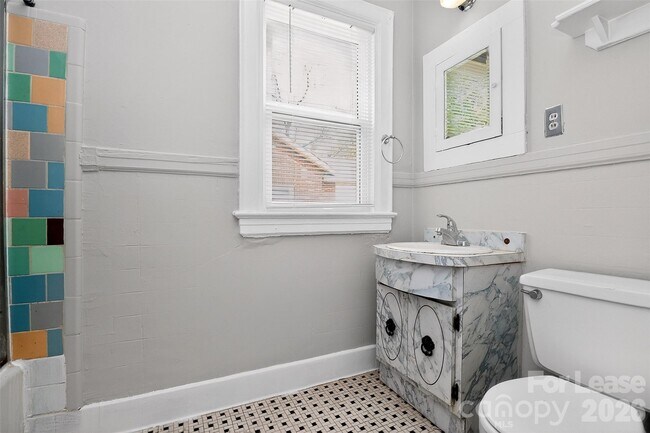 Building Photo - 1418 Park Dr