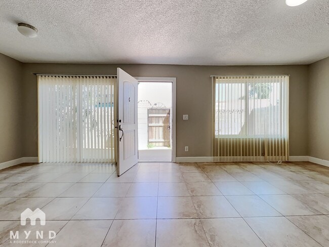 Building Photo - 2132 W Glenrosa Ave