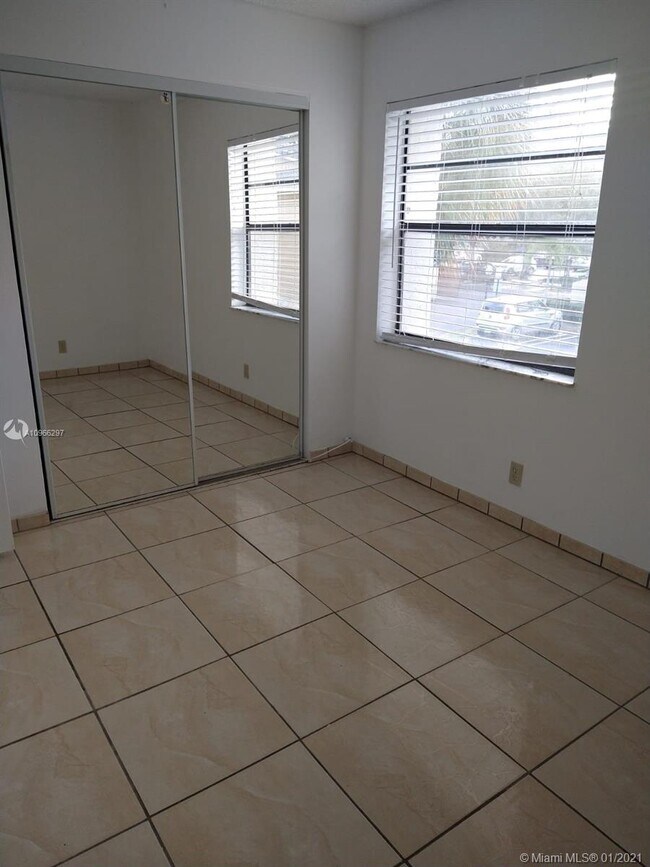 Building Photo - 2641 Riverside Dr