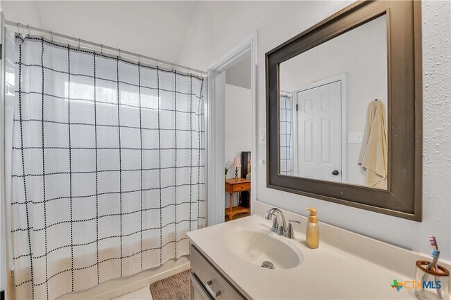 Building Photo - 1417 Ridgeway Dr