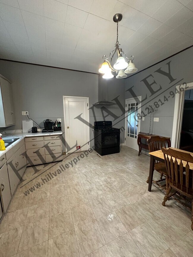 Building Photo - 3 Bedroom, 1.5 Bathroom Home