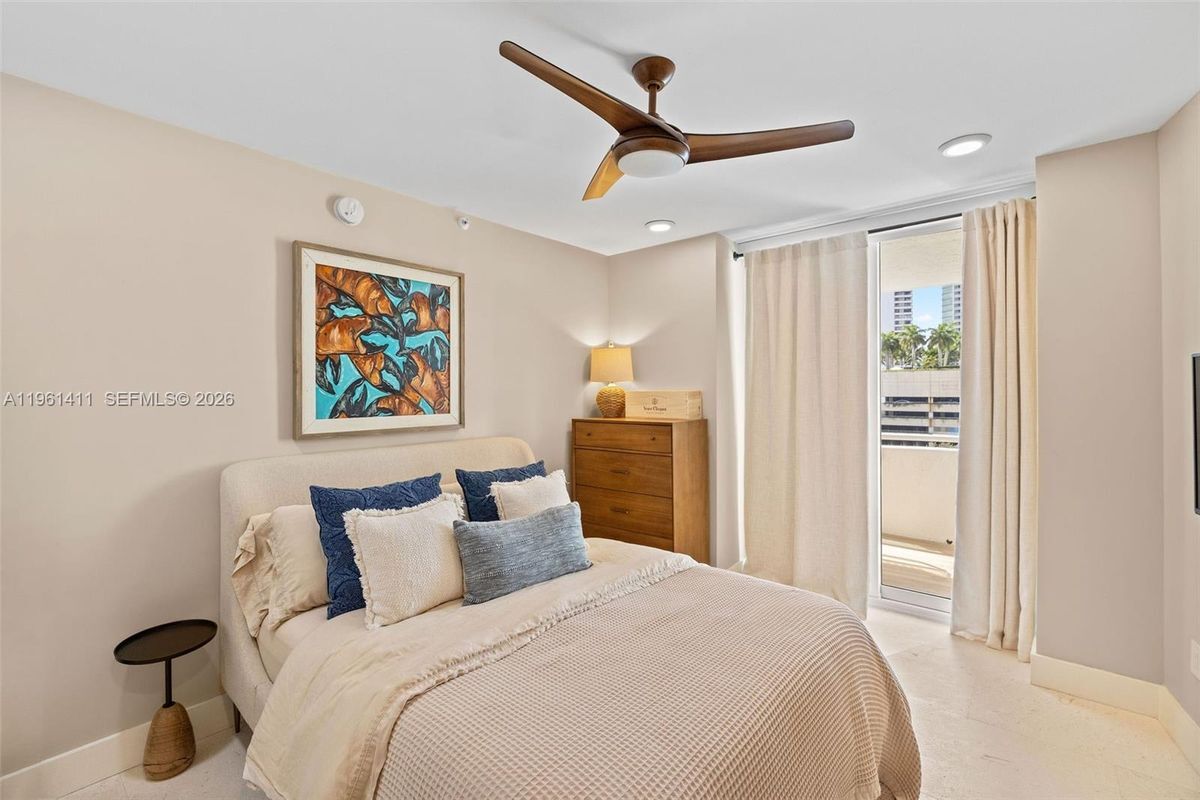 Building Photo - 1402 Brickell Bay Dr