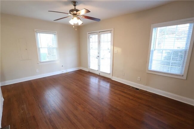 Building Photo - 2561 Eastwood Dr