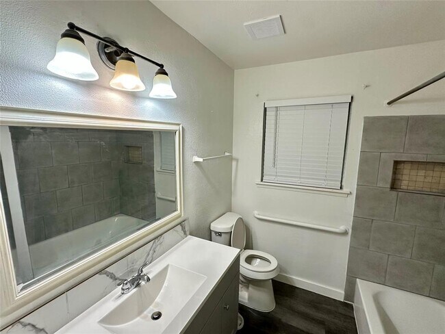 Building Photo - 530 Edgebrook Dr