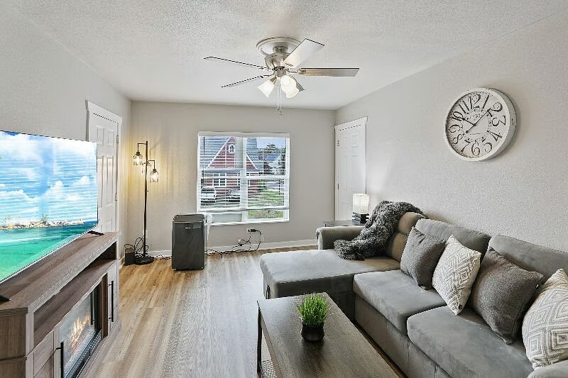 Building Photo - 1001 N Elm St