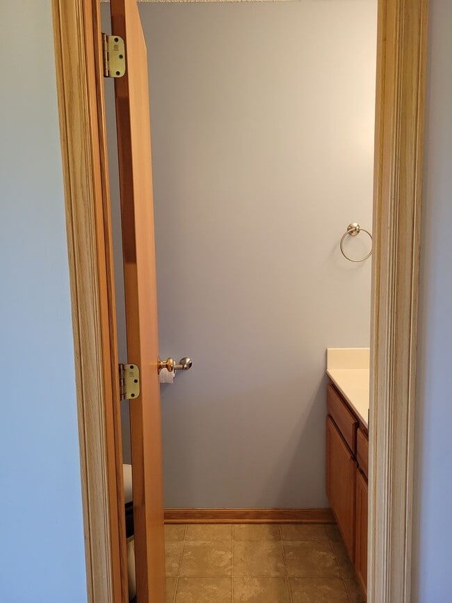 Building Photo - Spacious End Unit Townhouse