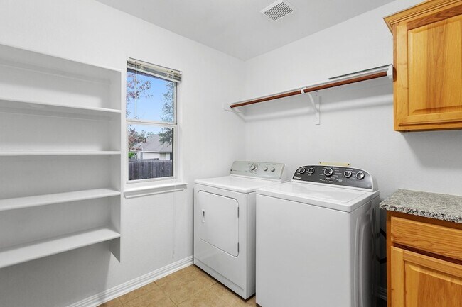 Building Photo - 2205 Speidel Dr