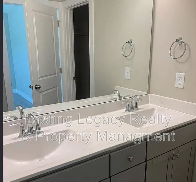 Building Photo - 1745 Eastfall St