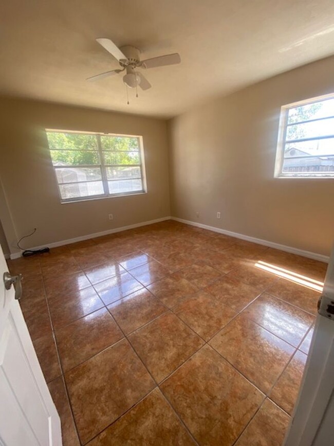 Building Photo - 2 Bed 1 Bath Home Pet Friendly With Washer...