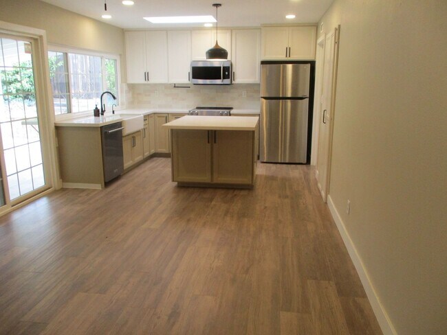 Building Photo - Desirable Santee 4 Bedroom Home!