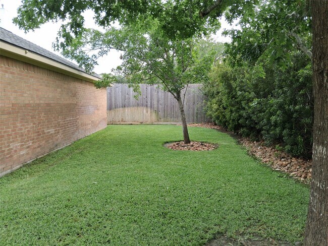 Building Photo - 1722 Parklake Village Dr