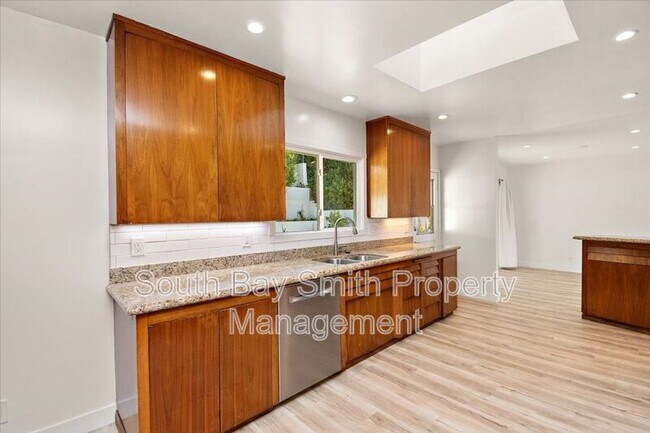 Building Photo - 312 Ave Atezada