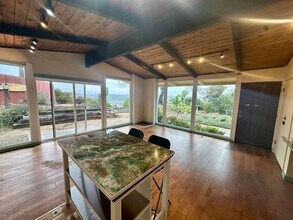 Building Photo - Stunning Encinitas Apartment with Panoramic Views