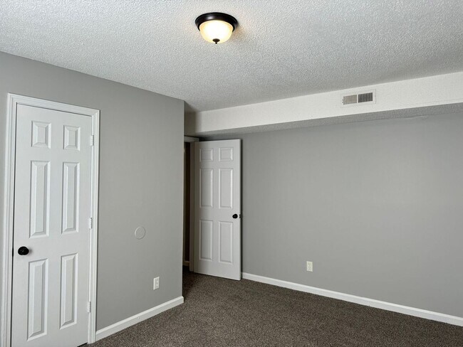 Building Photo - 3895 Northeast Dr