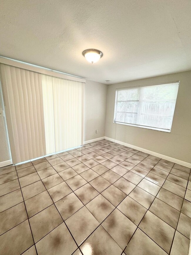 Building Photo - 4/2 Single-family home, AVAILABLE NOW!