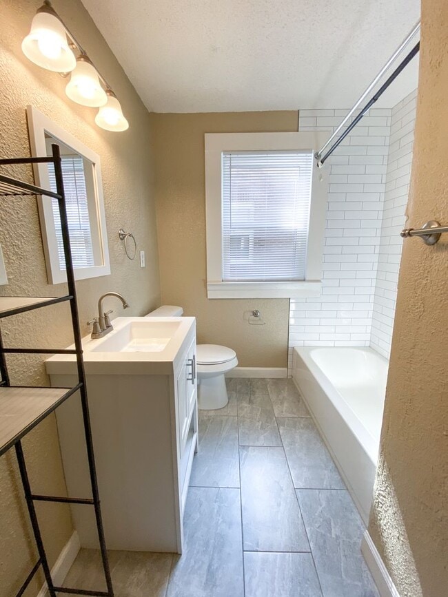 Building Photo - 2 bedroom, 1 bath near Jackson and Maury /...
