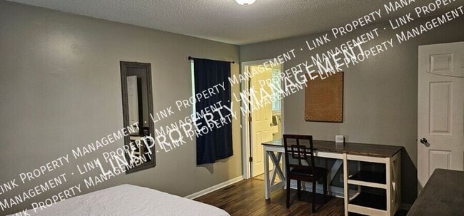 Building Photo - 2433 Meade Cir