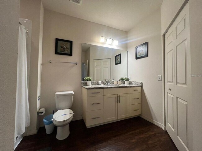 Building Photo - 8924 Shine Dr