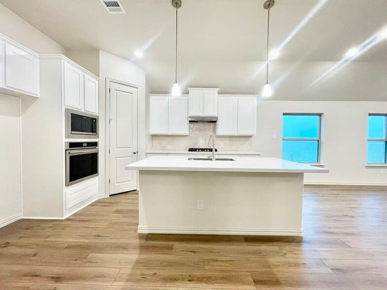 Building Photo - 16629 Freshwater Dr