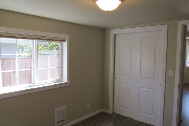 Building Photo - 3 Bedroom House in Mount Vernon