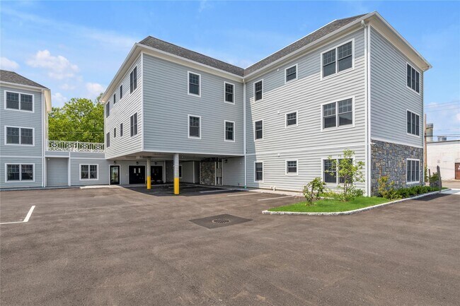 Building Photo - 22 Sagamore Hill Dr