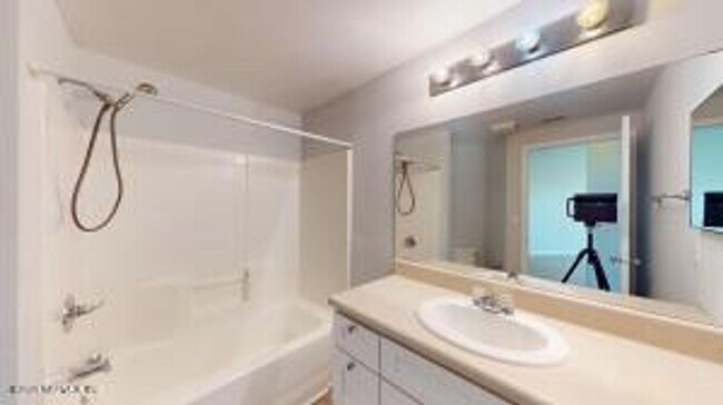 Building Photo - Nice 2 bedroom, 2 bathroom condo in the he...